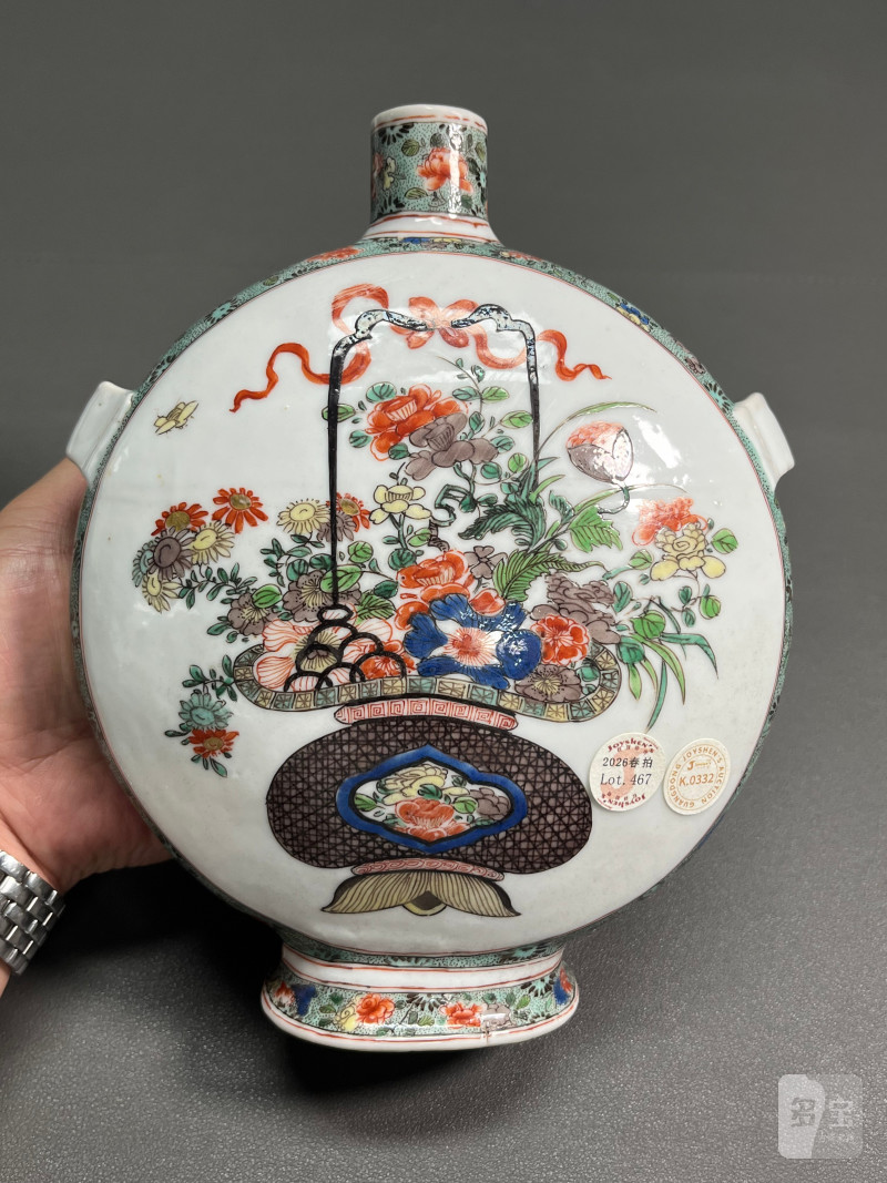 清康熙  五彩“花篮纹”双耳穿带抱月瓶 - 图7